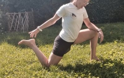 Pourquoi attraper son pied en yoga déclenche parfois des crampes (et comment les éviter)