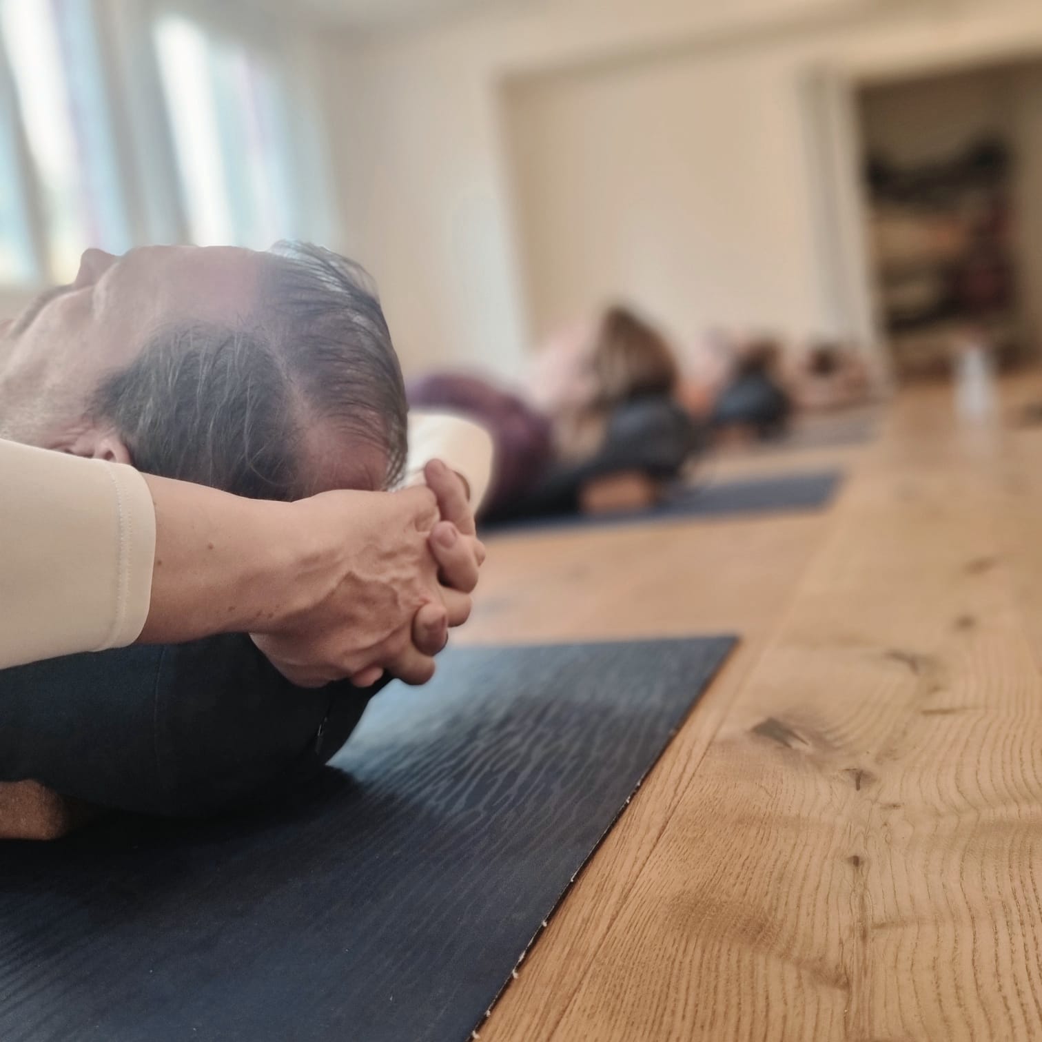 Yin yoga et bols chantants à la yourte à Neuchâtel organisé par Yoki